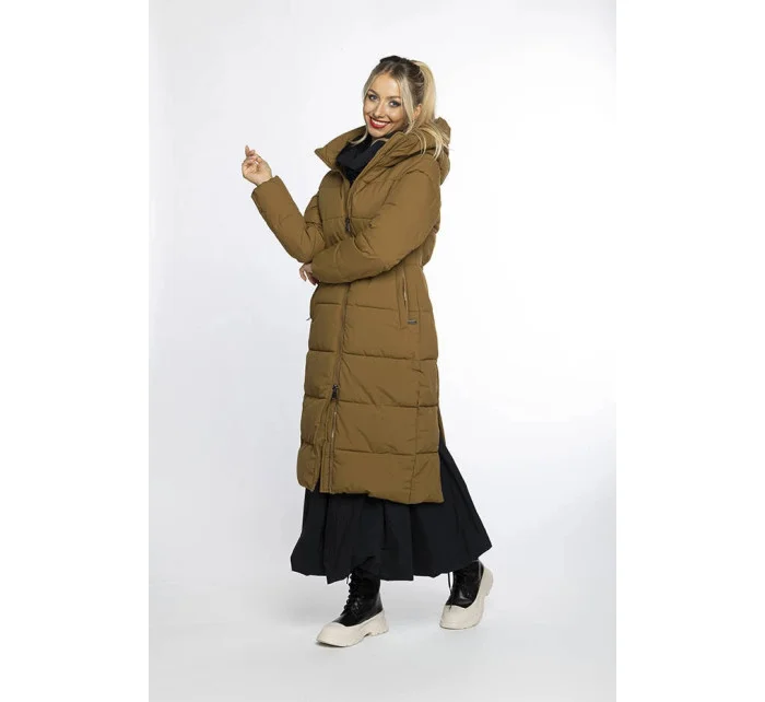Dlouhá hnědá vypasovaná dámská zimní bunda model 21247561 - Ann Gissy Dlouhá hnědá vypasovaná dámská zimní bunda model 21247561 - Ann Gissy