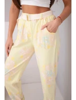 Dámské viskózové kalhoty s květinovým vzorem a páskem žluté Dámské viskózové kalhoty s květinovým vzorem a páskem žluté
