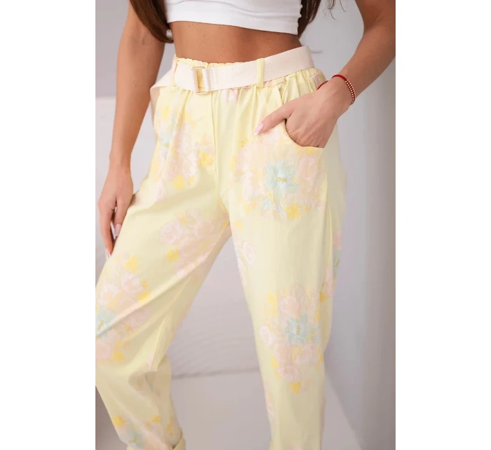 Dámské viskózové kalhoty s květinovým vzorem a páskem žluté Dámské viskózové kalhoty s květinovým vzorem a páskem žluté
