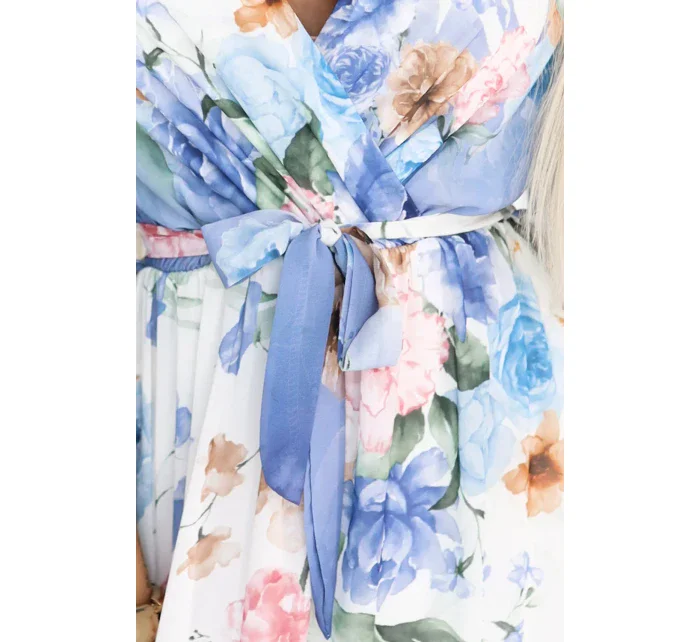 model 21178444 Vzdušné maxi šaty s obálkovým výstřihem a květinovým vzorem BLUE ROSE - numoco basic