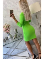 Přiléhavé šaty se zeleným neonovým výstřihem Přiléhavé šaty se zeleným neonovým výstřihem