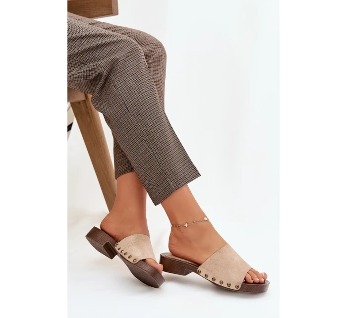 Dámské nazouváky na plochém podpatku se zlatými přezkami Béžové model 21919209 - EVENTO