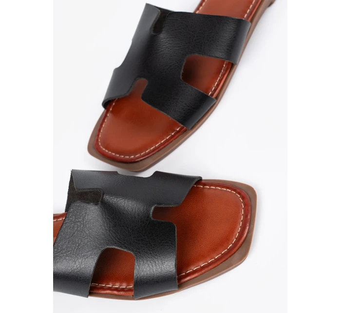 Zajímavé dámské  nazouváky černé na plochém podpatku