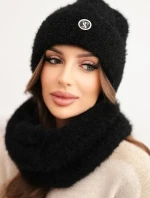 Dámská souprava čepice a šály zimní nadýchaná s ozdobným emblémem černá