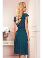 POLINA - Plisované dámské šaty v lahvově zelené barvě s výstřihem a volánky 374-1 POLINA - Plisované dámské šaty v lahvově zelené barvě s výstřihem a volánky 374-1