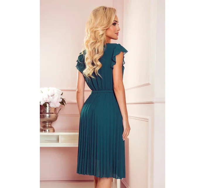 POLINA - Plisované dámské šaty v lahvově zelené barvě s výstřihem a volánky 374-1 POLINA - Plisované dámské šaty v lahvově zelené barvě s výstřihem a volánky 374-1