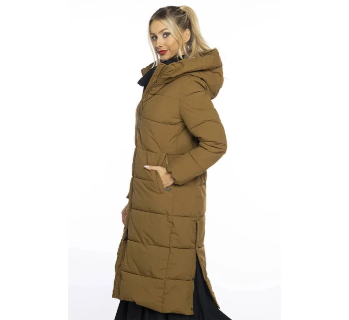 Dlouhá hnědá vypasovaná dámská zimní bunda model 21247561 - Ann Gissy Dlouhá hnědá vypasovaná dámská zimní bunda model 21247561 - Ann Gissy