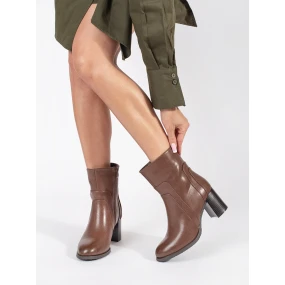 Luxusní hnědé dámské  kotníčkové boty na širokém podpatku