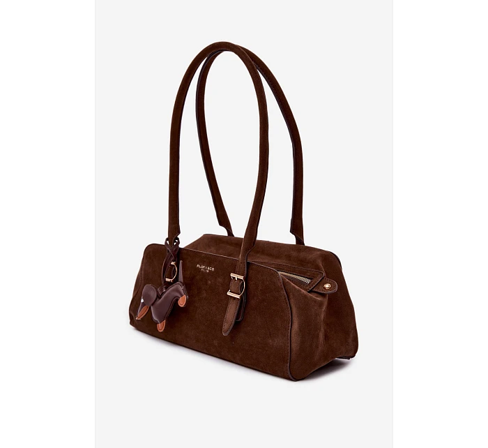 Kožená kabelka z imitace semiše s přívěskem Jezevčík Čokoládová Noely