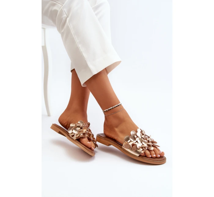 model 21650258 Dámské Kožené Žabky Na Ploché Podrážce Zlaté - Zazoo