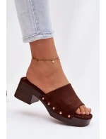 Dámské pantofle na platformě se zlatými sponami čokoládové model 21951376 - Boto Dámské pantofle na platformě se zlatými sponami čokoládové model 21951376 - Boto