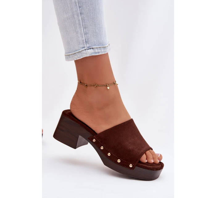 Dámské pantofle na platformě se zlatými sponami čokoládové model 21951376 - Boto Dámské pantofle na platformě se zlatými sponami čokoládové model 21951376 - Boto