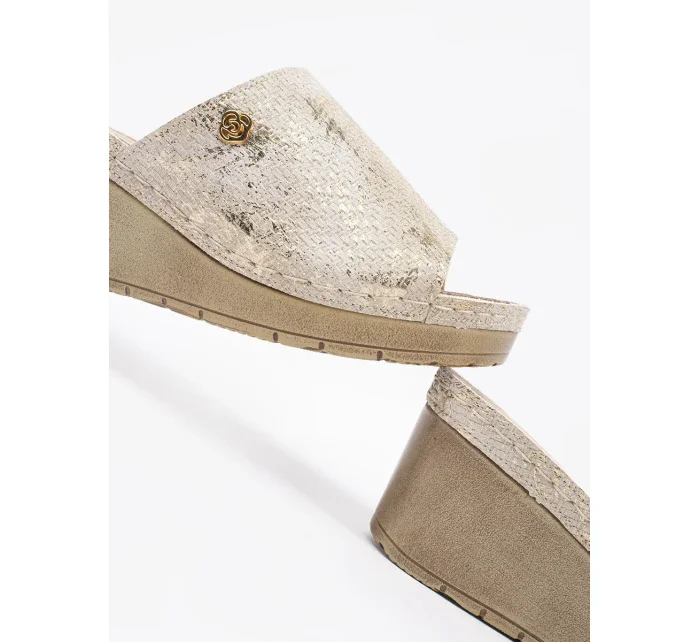 Pěkné dámské  nazouváky Taupe na klínku