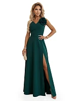 669-1 Romantické maxi šaty s květinou na rameni a rozparkem - lahvově zelené