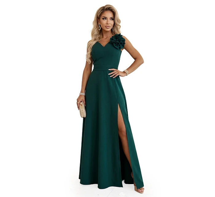 669-1 Romantické maxi šaty s květinou na rameni a rozparkem - lahvově zelené