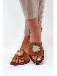 model 21686332 Kožené Pantofle Na Plochém Podpatku S Dekorací Camel - Zazoo