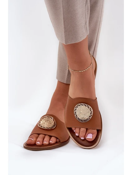 model 21686332 Kožené Pantofle Na Plochém Podpatku S Dekorací Camel - Zazoo model 21686332 Kožené Pantofle Na Plochém Podpatku S Dekorací Camel - Zazoo