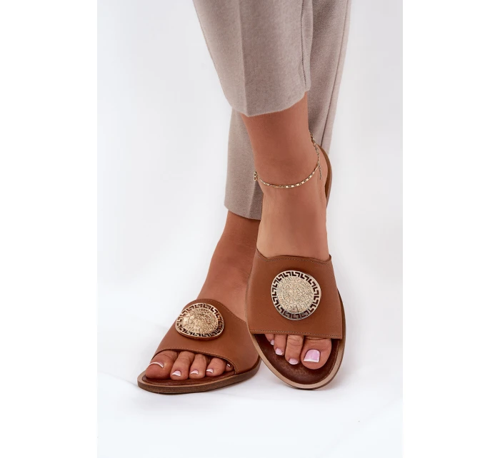 model 21686332 Kožené Pantofle Na Plochém Podpatku S Dekorací Camel - Zazoo model 21686332 Kožené Pantofle Na Plochém Podpatku S Dekorací Camel - Zazoo