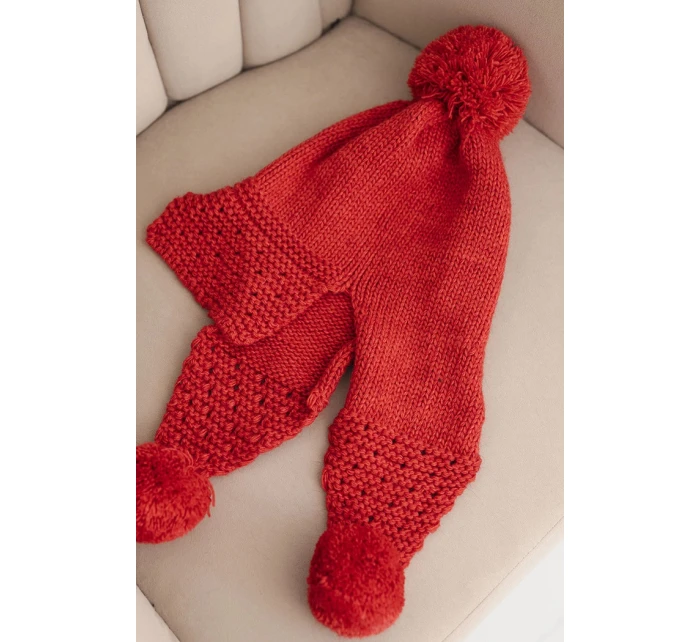 Dámská zimní čepice s vlnou, kšiltem a bambulemi K475 červená