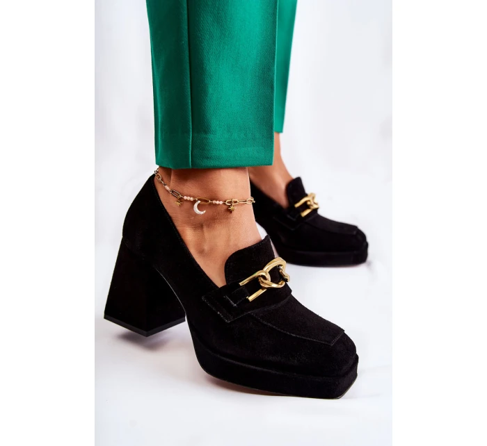 Semišové lodičky s ozdobným řetízkem model 21593258 černá - Laura Messi