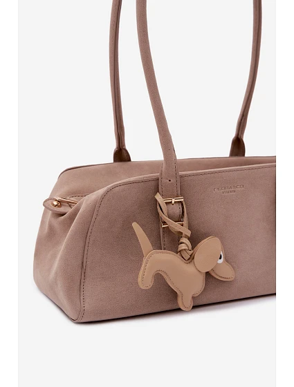Kabelka z imitace semiše s přívěskem béžová model 22111592 - Flora&Co Kabelka z imitace semiše s přívěskem béžová model 22111592 - Flora&Co