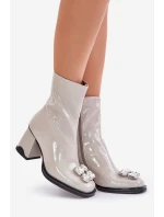 Lakované Dámské Boty Na Podpatku S Dekorací MR880-019 Světle Šedé D&A