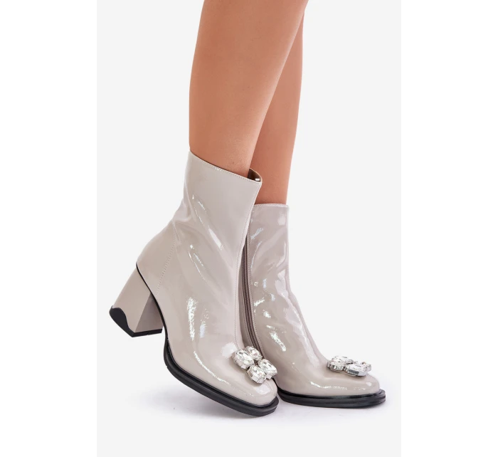 Lakované Dámské Boty Na Podpatku S Dekorací MR880-019 Světle Šedé D&A
