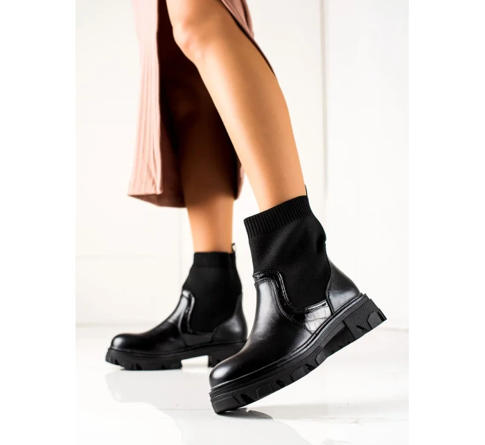 Krásné kotníčkové boty černé dámské na plochém podpatku Krásné kotníčkové boty černé dámské na plochém podpatku