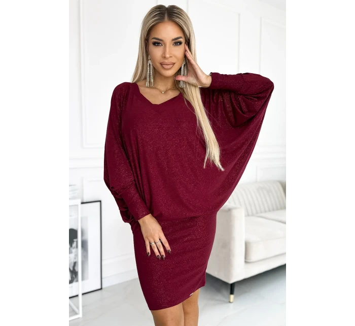Dámské netopýří šaty ve vínové bordó barvě s brokátem a s výstřihem model 19328833 - numoco Dámské netopýří šaty ve vínové bordó barvě s brokátem a s výstřihem model 19328833 - numoco