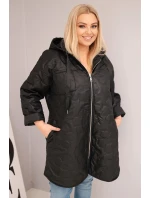 Dámská bunda Plus Size prošívaná s kapucí a nápisem model 21808653 černá - K-Fashion Dámská bunda Plus Size prošívaná s kapucí a nápisem model 21808653 černá - K-Fashion
