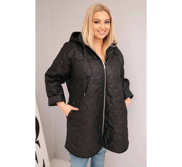 Dámská bunda Plus Size prošívaná s kapucí a nápisem model 21808653 černá - K-Fashion Dámská bunda Plus Size prošívaná s kapucí a nápisem model 21808653 černá - K-Fashion