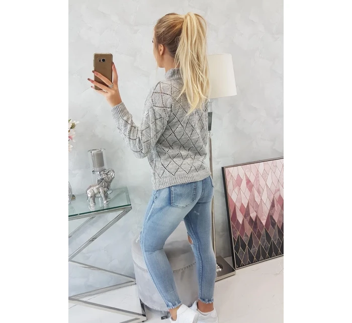 Svetr s polovičním rolákem a kosočtvercovým vzorem šedý