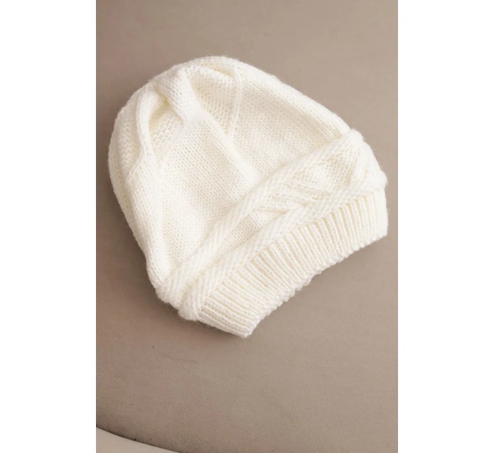 Dámská zimní čepice z vlny a s proplétaným vzorem K428 ecru Dámská zimní čepice z vlny a s proplétaným vzorem K428 ecru