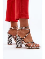 Moderní sandály na podpatku černobílé model 21650119 - Boto Moderní sandály na podpatku černobílé model 21650119 - Boto