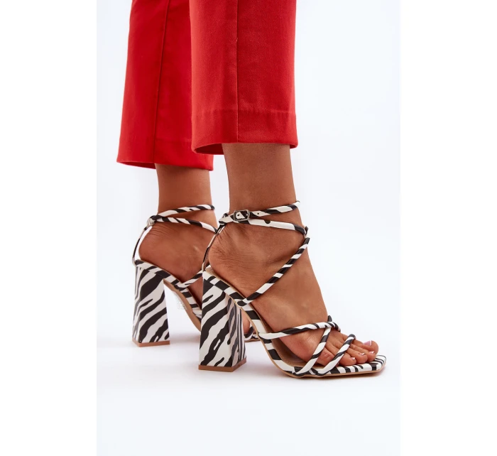 Moderní sandály na podpatku černobílé model 21650119 - Boto Moderní sandály na podpatku černobílé model 21650119 - Boto