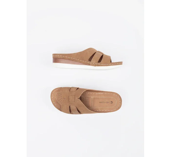 Pěkné dámské nazouváky hnědé na klínku Pěkné dámské nazouváky hnědé na klínku