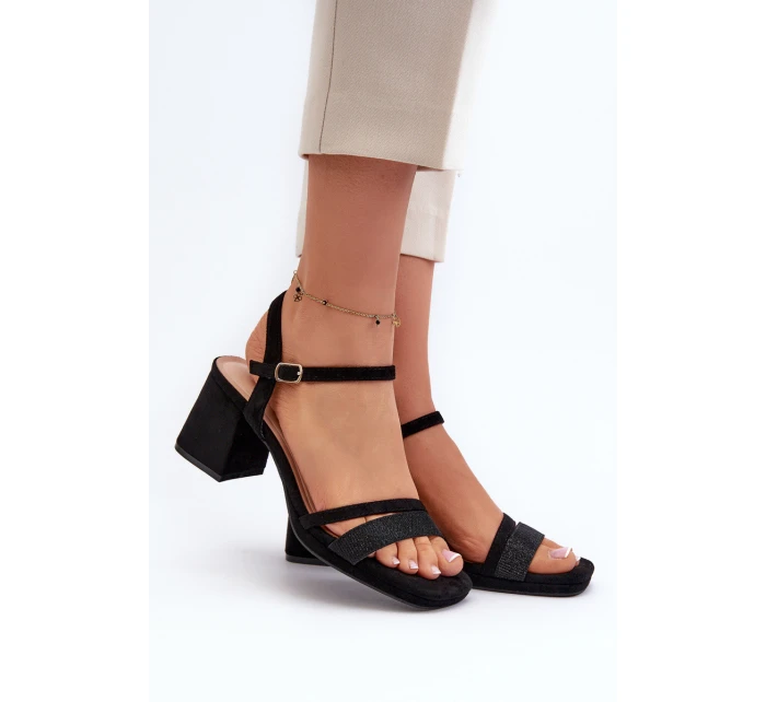 Dámské sandály na podpatku s lesklým páskem černé Tessata Dámské sandály na podpatku s lesklým páskem černé Tessata