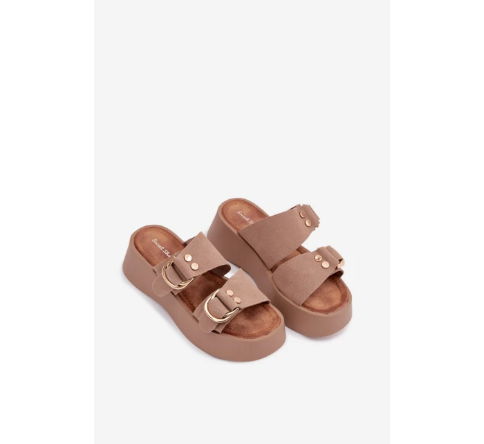 Dámské nazouváky s zlatými sponami tmavě béžové model 22038462 - Boto