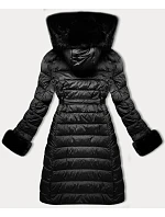 Černý péřový zimní kabát s kožešinovou kapucí model 21248502 - J.STYLE Černý péřový zimní kabát s kožešinovou kapucí model 21248502 - J.STYLE