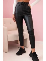 Dámské kalhoty z eko kůže s vázáním a rozparkem na nohavici černé Dámské kalhoty z eko kůže s vázáním a rozparkem na nohavici černé