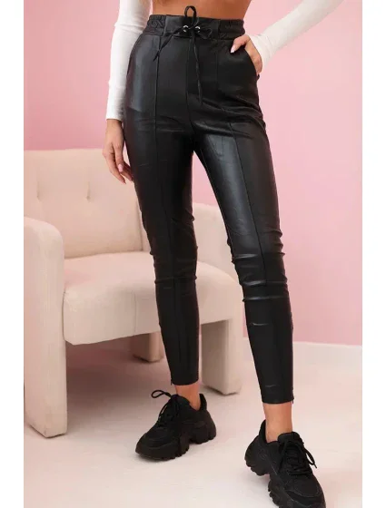 Dámské kalhoty z eko kůže s vázáním a rozparkem na nohavici černé Dámské kalhoty z eko kůže s vázáním a rozparkem na nohavici černé