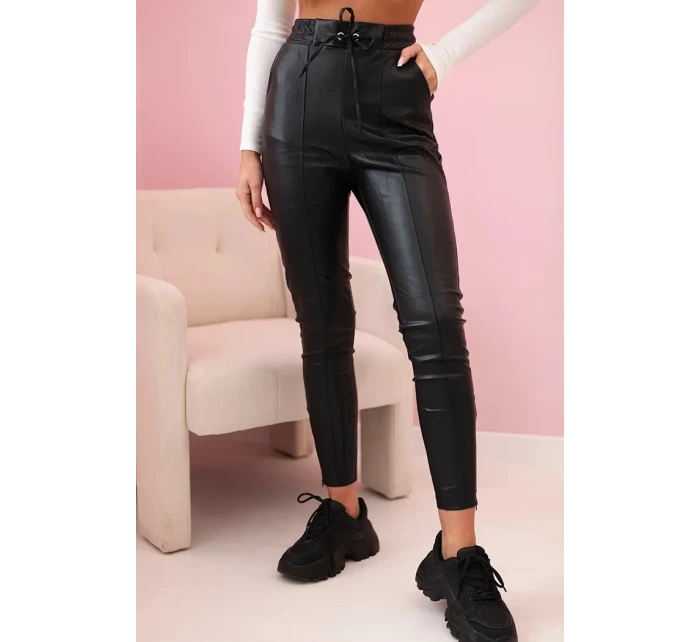Dámské kalhoty z eko kůže s vázáním a rozparkem na nohavici černé Dámské kalhoty z eko kůže s vázáním a rozparkem na nohavici černé