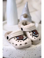 Dětské pěnové pantofle zateplené kožíškem s ozdobnými připínkami – khaki