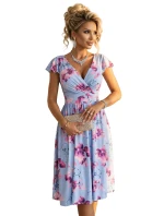MATILDE midi šaty s obálkovým výstřihem a krátkými rukávy modré s růžovými květy model 22014770 - numoco MATILDE midi šaty s obálkovým výstřihem a krátkými rukávy modré s růžovými květy model 22014770 - numoco