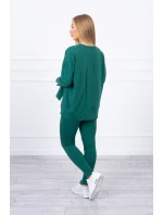 Souprava se zelenou halenkou nadměrné velikosti