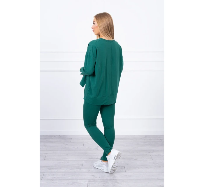 Souprava se zelenou halenkou nadměrné velikosti