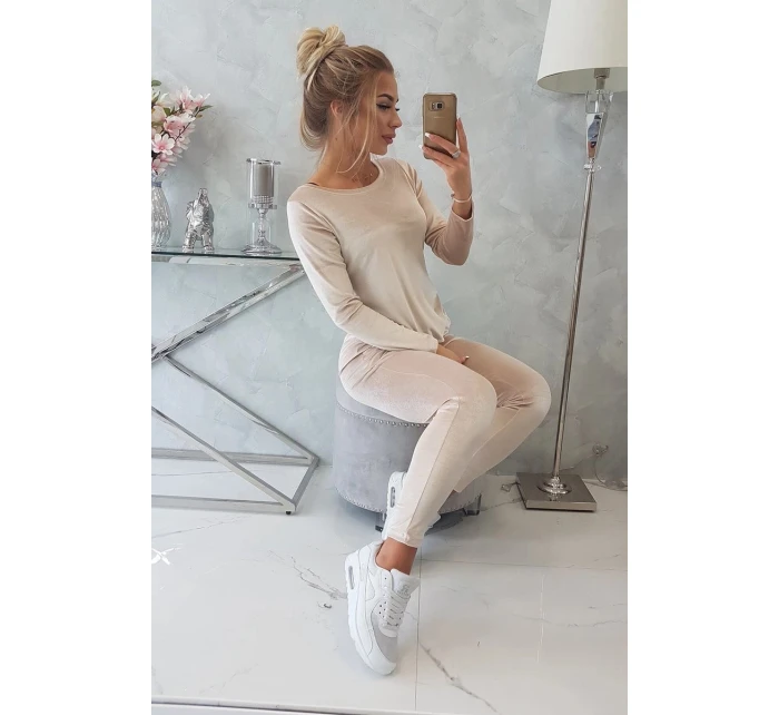 Velurová souprava s řasením na zadní straně béžová Velurová souprava s řasením na zadní straně béžová