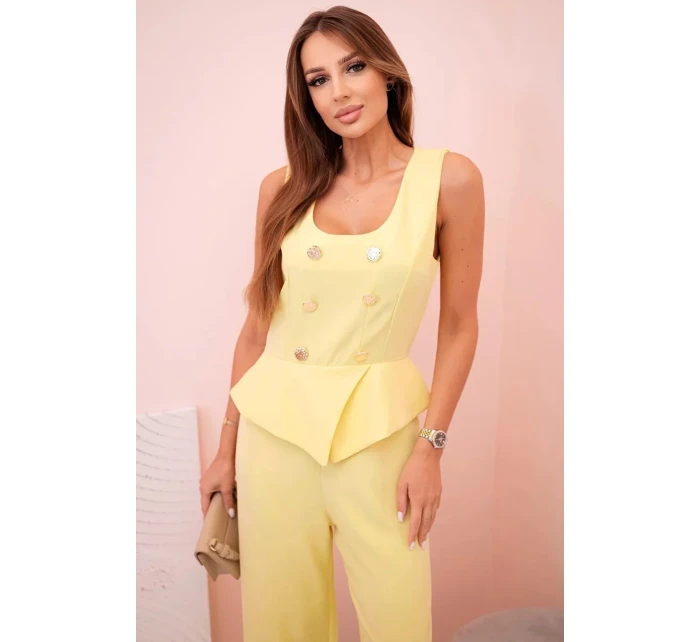 Dámská kombinéza bez rukávů s širokými nohavicemi a ozdobnými knoflíky žlutý Dámská kombinéza bez rukávů s širokými nohavicemi a ozdobnými knoflíky žlutý