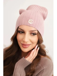 Dámská čepice s proužky a ozdobným knoflíkem s přídavkem vlny a modalu tmavě růžová