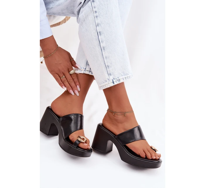 Dámské sandály na sloupkovém podpatku se zlatým detailem Černé model 22037700 - Boto